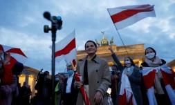 La cheffe de file de l'opposition bélarusse Svetlana Tikhanovskaïa (c), le 5 octobre 2020 à Berlin