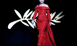 L'actrice française Juliette Binoche arrive sur scène lors de la cérémonie d'ouverture et de la projection du film "Le Deuxième Acte" dans le cadre de la 77e édition du Festival de Cannes, le 14 mai 2024