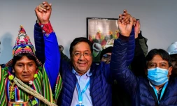 Le candidat de gauche à la présidence de la Bolivie, Luis Arce, au centre, et son colistier, David Choquehuanca, à droite, le 19 octobre 2020 à La Paz aprÚs avoir revendiqué leur victoire