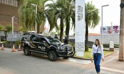 Des policiers devant la clinique privée DF Star de Brasilia où l'ancien président brésilien Jair Bolsonaro a été admis hier après un malaise, le 17 septembre 2025