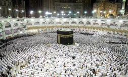 Des mulsumans prient à La Mecque, lors du dernier vendredi du mois du ramadan, le 23 juin 2017 en Arabie Saoudite