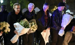Le groupe irlandais U2 devant le Bataclan à Paris, le 14 novembre 2015
