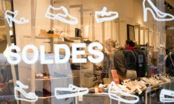 Fin des soldes d'été: bilan dopé par le beau temps et les touristes
Ci-contre lancement des soldes d'été à Lille (nord), le 28 juin 2017