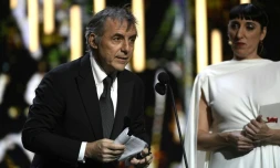 Le producteur Pascal Caucheteux reçoit pour le réalisateur britannique Ken Loach le César du meilleur film étranger pour "Moi, Daniel Blake", le 24 février 2017 à Paris