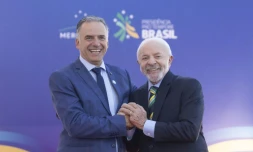 Photo transmise par les services de la présidence uruguayenne montrant le président uruguayen Yamandu Orsi (G) et le président brésilien Luiz Inacio Lula da Silva avant le sommet du bloc sud-américain, à Foz do Iguaçu, dans le sud du Brésil