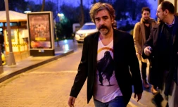Le journaliste germano-turc Deniz Yücel quitte son domicile à Istanbul après sa libération qui pourrait améliorer les relations entre Berlin et Ankara. Le 16 février 2018.
