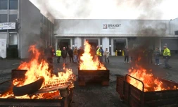 Des palettes brûlées devant l'usine Brandt où sont rassemblés des employés, le 11 décembre 2025 à Vendôme, dans le Loir-et-Cher