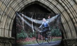 Le portail roman de la collégiale de Saint-Léonard-de-Noblat orné d'une grande photo de "Poupou" encore sur son vélo dans ses vieux jours, lors de ses funérailles, le 19 novembre 2019
