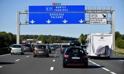 La France va tester la recharge de voitures et camions électriques sur l'autoroute A10 prÚs de Paris, en mettant à l'épreuve deux technologies qui permettront aux véhicules de rouler plus longtemps avec des batteries de taille réduite