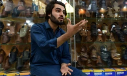 Shahzad Alam, réfugié afghan, lors d'un entretien avec l'AFP dans sa boutique de chaussures à Peshawar le 29 septembre 2018
