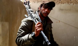 Un combattants des Forces démocratiques syriennes (FDS), alliance de combattants kurdes et arabes qui lutte contre le groupe État islamique (EI) en Syrie, le 30 avril 2017 à Tabqa