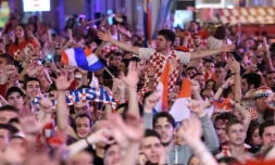 Les supporters croates en liesse dans les rues de Zagreb après la qualif de l'équipe nationale en finale du Mondial au détriment de l'Angleterre, le 11 juillet 2018