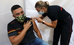 Un homme reçoit une dose de vaccin contre le Covid-19 au vaccinodrome de Perpignan, le 18 juillet 2021