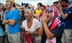 Des supporters de l'équipe de France regardent le match d'ouverture de l'Euro 2016 dans une fan zone à Marseille le 10 juin 2016