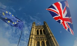 Les drapeaux européen et britannique flottent devant le Palais de Westminster, le 17 octobre 2019