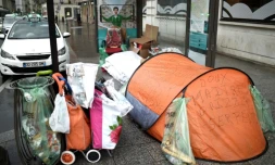 Une tente de sans-abris sous un abris-bus à Paris, le 29 décembre 2017
