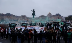 Des agriculteurs manifestent devant le château de Versailles, répondant à l'appel de mobilisation nationale contre le projet d'accord commercial Mercosur, lancé par la première alliance syndicale agricole FNSEA-Jeunes Agriculteurs, le 26 septembre 2025