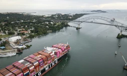 Un porte-conteneurs taĂŻwanais sort du canal de Panama, le 6 octobre 2025