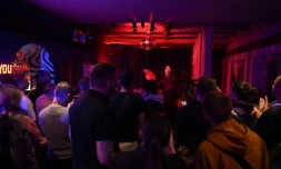 Au Bubble pub, à Pristina, seul bar LGBT+ du Kosovo, le 4 novembre 2023