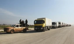 Les forces d'opposition escortent un convoi d'aide humanitaire vers les villes chiites de Fuaa et Kafraya dans le Nord-est de la Syrie, le 17 février 2016