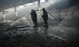 Des pompiers éteignent un incendie provoqué par une attaque de drone russe à Kharkiv, en Ukraine, le 22 avril 2025