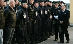 Bernard Cazeneuve salue des policiers à Strasbourg, le 29 avril 2016