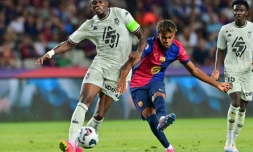 Le joueur de Monaco Denis Zakaria à la lutte avec le Barcelonais Lamine Yamal, lors du trophée amical Joan Gamper au stade olympique de Barcelone le 12 août 2024.