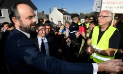 Le Premier ministre Edouard Philippe rencontre des "gilets jaunes" à Saint-Hernin le 15 février 2019