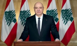 Photo diffusée par la présidence libanaise, le 17 avril 2026, montrant le président libanais Joseph Aoun lors d'un message télévisé depuis le palais présidentiel de Baabda, à l'est de Beyrouth