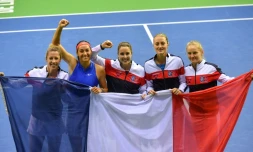 L'équipe de France de Fed Cup: Pauline Parmentier, Caroline Garcia,  Alizé Cornet, Kristina Mladenovic et Fiona Ferro, après la victoire sur la Belgique, le 10 février 2019 à Liège