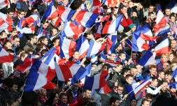 Supporteurs agitant le drapeau français lors du match de L1 Caen-Angers, le 22 novembre 2015 à Caen 