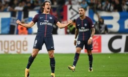 L'attaquant du PSG Edinson Cavani exulte après avoir arraché le nul sur coup franc face à l'OM au Vélodrome, le 22 octobre 2017