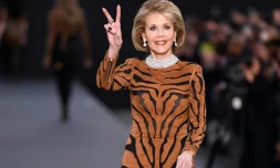 L'actrice américaine Jane Fonda défile sur un podium pendant la Fashion Week de Paris le 1er octobre 2017