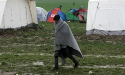Un homme attend le 10 mars 2016 dans un camp de la ville grecque d'Idomeni, de passer la frontiÚre gréco-macédonienne