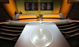 Trophée de l'Europa League (c) exposé dans la salle où est effectué le tirage au sort des groupes, le 26 août 2016 à Monaco