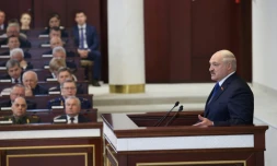 Le président bélarusse Alexandre Loukachenko s'adresse à des parlementaires, à Minsk le 26 mai 2021