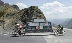 Des cyclistes passent le col du Galibier dans les Alpes, le 6 juin 2015