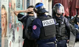 Un manifestant est interpellé par des policiers lors de heurts en marge d'une manifestation de lycéens, dans le cadre d'un mouvement de contestation nationale sur les conditions d'apprentissage, à Nancy, en Meurthe-et-Moselle, le 5 octobre 2026