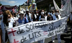 Des manifestants réclament de meilleures conditions de travail pour le personnel hospitalier devant le ministÚre de l'Economie à Paris le 2 juillet 2019