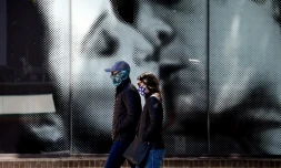 Un couple se promĂšne dans les rues de Washington, le 22 avril 2020