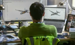 Un employé d'Aura Aero travaille au développement d'un avion électrique dans les bureaux de l'entreprise à Cugnaux, près de Toulouse, le 24 août 2021