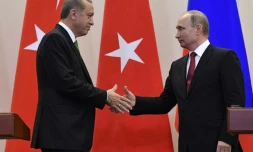 Le président russe Vladimir Poutine (D) reçoit son homologue turc Recep Tayyip Erdogan dans la station balnéaire de Sotchi, le 3 mai 2017