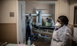 Des aides-soignantes nettoient une chambre d'un ancien patient Covid-19 Ă l'AP-HP (Assistance Publique - Hopitaux de Paris) Ă Paris, le 28 mai 2020