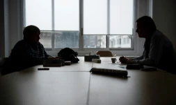 Le président de la Commission reconnaissance et réparation Antoine Garapon (d) écoute le témoignage de MichÚle-France Pesneau, un ancienne carmélite victimes de violences sexuelles de la part de deux dominicains dans les années 1990, le 14 février 2022 à Paris