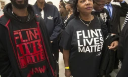Des gens attendent de rencontrer une commission gouvernementale à Washington sur la question de l'eau contaminée à Flint, le 17 mars 2016