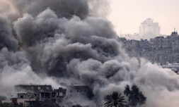 Sur cette photo prise le 12 novembre 2023 depuis une position au niveau de la limite entre la bande de Gaza et le sud d'Israël, une fumée épaisse se dégage lors d'un bombardement israélien sur le territoire palestinien