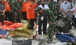 Examen des débris du Boeing dans le port de Jakarta, le 12 janvier 2021 en Indonésie