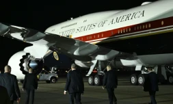 Le président américain Donald Trump marche vers Air Force One sur le tarmac de la base britannique de Mildenhall, le 8 juillet 2026