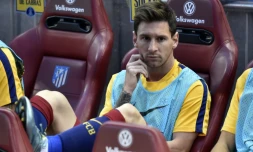 Lionel Messi sur le banc lors d'un match entre le FC Barcelone et l'Atletico Madrid, le 12 septembre 2015 à Vicente Calderon