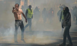 Un manifestant au milieu de gaz lacrymogènes lors d'une manifestation des Gilets Jaunes le 13 avril 2019 à Toulouse